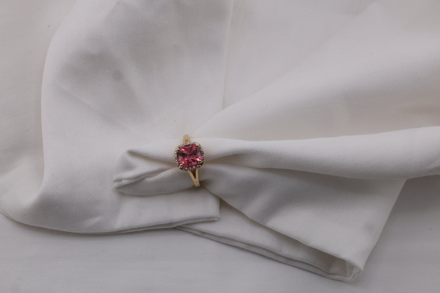 zertifizierter natürlicher Pinker-Turmalin-Ring – lebhaft pinker Turmalin in 18 Karat Gold