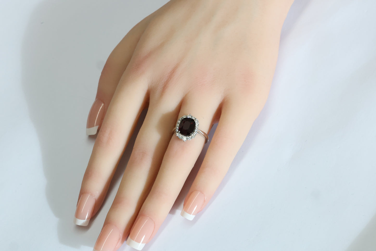 Ruby ring (3.57ct, Burma) in 18 Karat Whitegold with diamonds