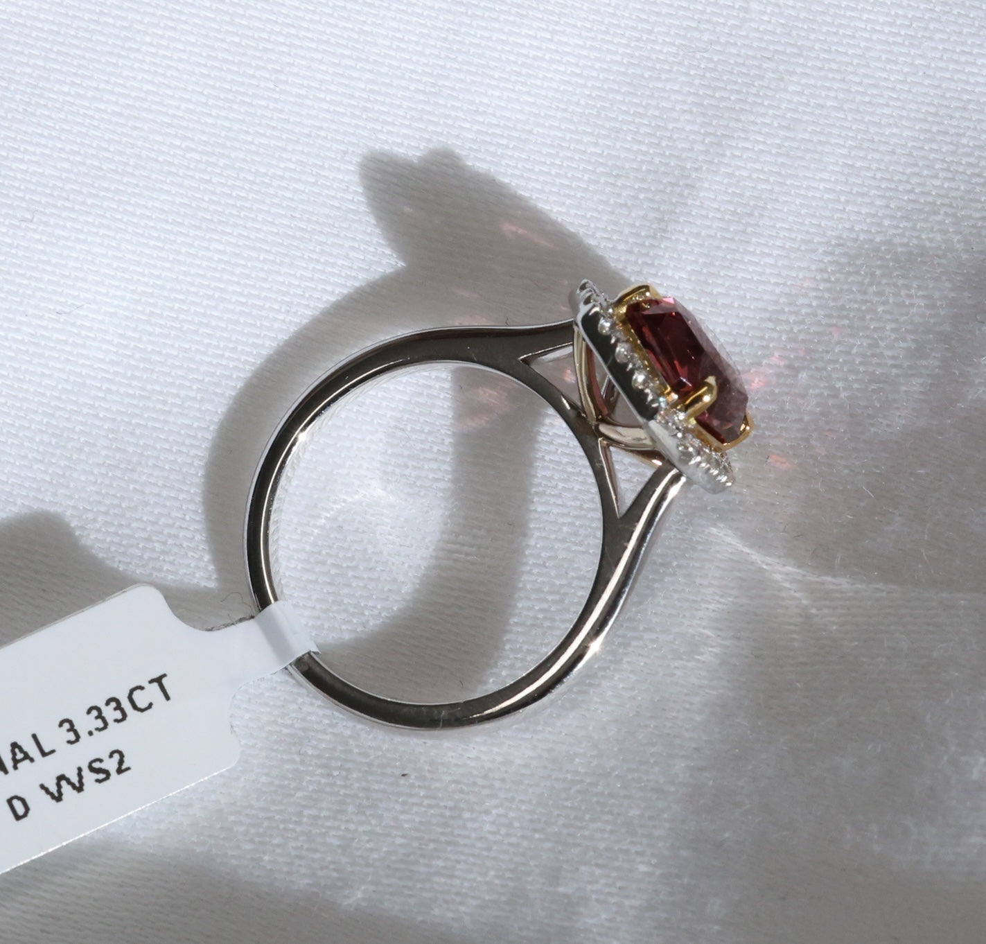 Spinell (3.33ct) Ring in 18 Karat Weißgold mit Diamanten