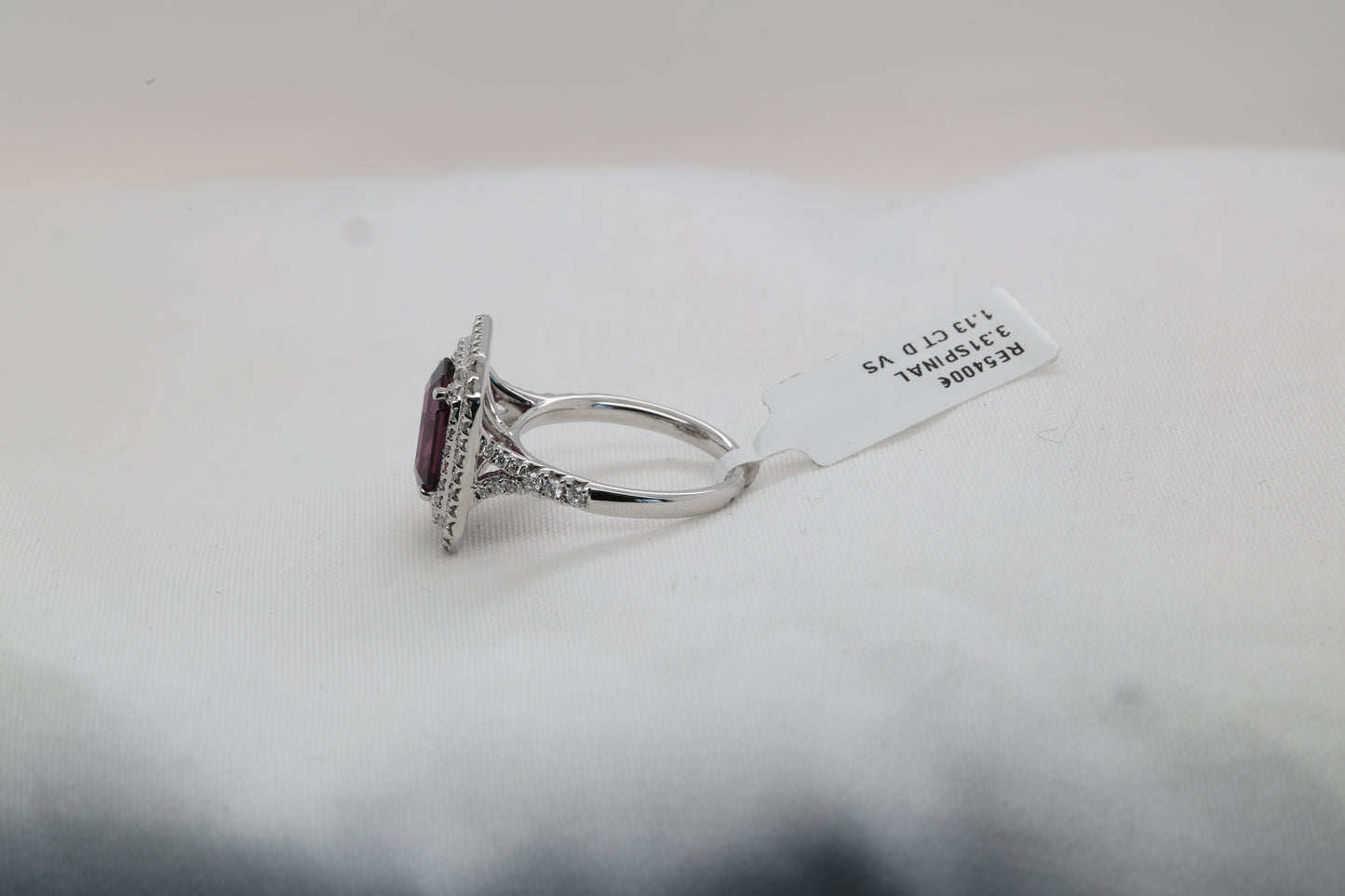 Spinell (3.31ct) Ring in 18 Karat Weißgold mit 1.13ct Diamanten