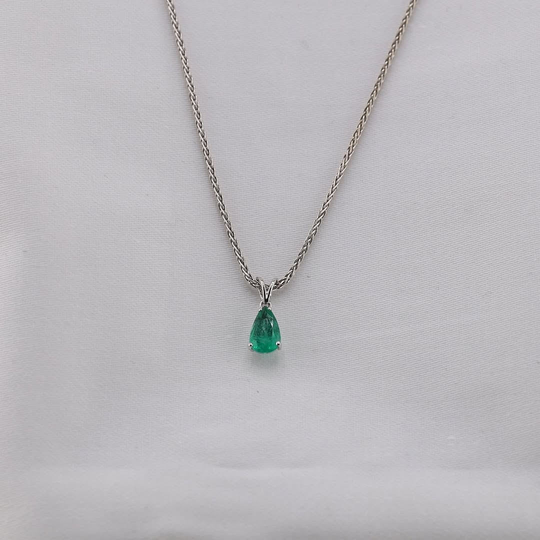 zertifizierter natürlicher sambischer Smaragdanhänger – 18 Karat Weißgold
