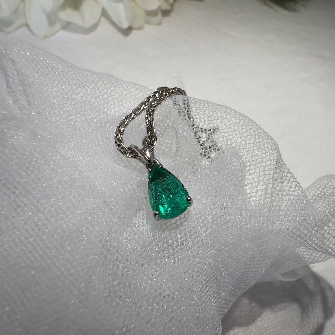 zertifizierter natürlicher sambischer Smaragdanhänger – 18 Karat Weißgold