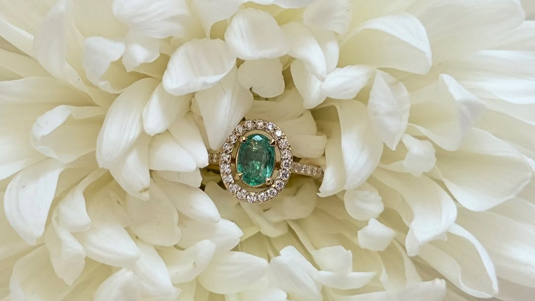 zertifizierter natürlicher sambischer Smaragdring – 18 Karat Gelbgold mit Diamant-Halo