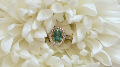 zertifizierter natürlicher sambischer Smaragdring – 18 Karat Gelbgold mit Diamant-Halo