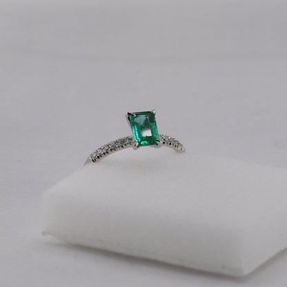 zertifizierter natürlicher sambischer Smaragd-Solitär-Ring – 18 Karat Weißgold mit Diamant Pavé Fassung