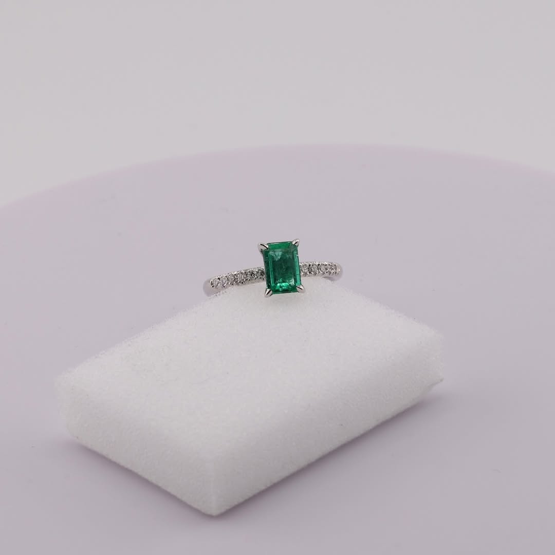 zertifizierter natürlicher sambischer Smaragd-Solitär-Ring – 18 Karat Weißgold mit Diamant Pavé Fassung