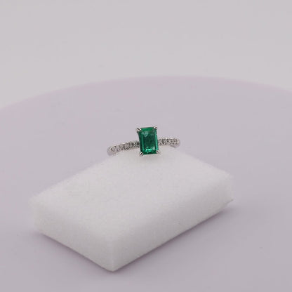 zertifizierter natürlicher sambischer Smaragd-Solitär-Ring – 18 Karat Weißgold mit Diamant Pavé Fassung