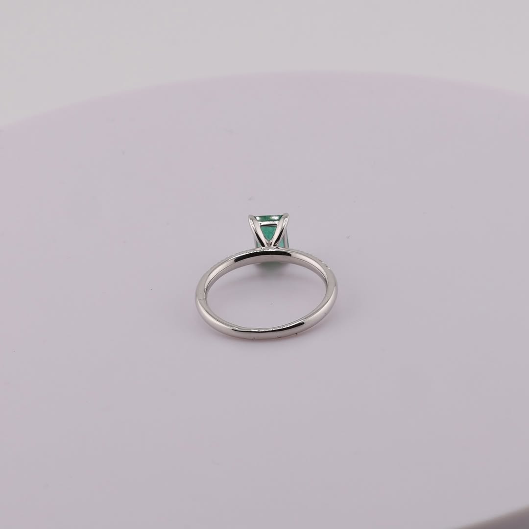 zertifizierter natürlicher sambischer Smaragd-Solitär-Ring – 18 Karat Weißgold mit Diamant Pavé Fassung