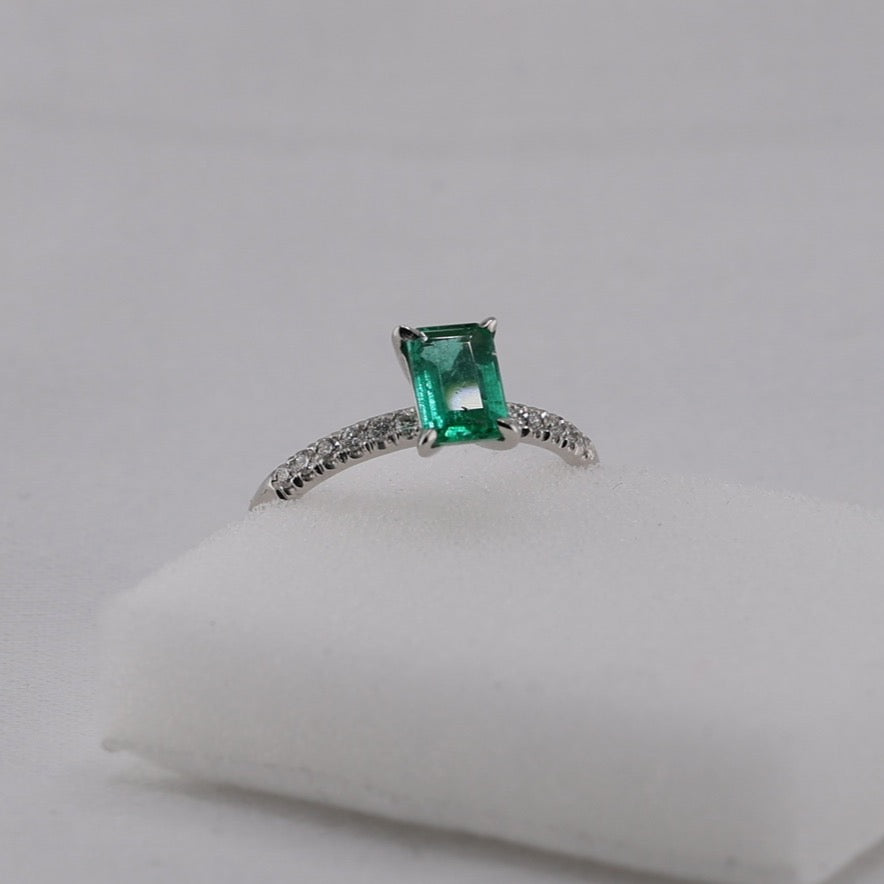 zertifizierter natürlicher sambischer Smaragd-Solitär-Ring – 18 Karat Weißgold mit Diamant Pavé Fassung