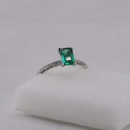 zertifizierter natürlicher sambischer Smaragd-Solitär-Ring – 18 Karat Weißgold mit Diamant Pavé Fassung