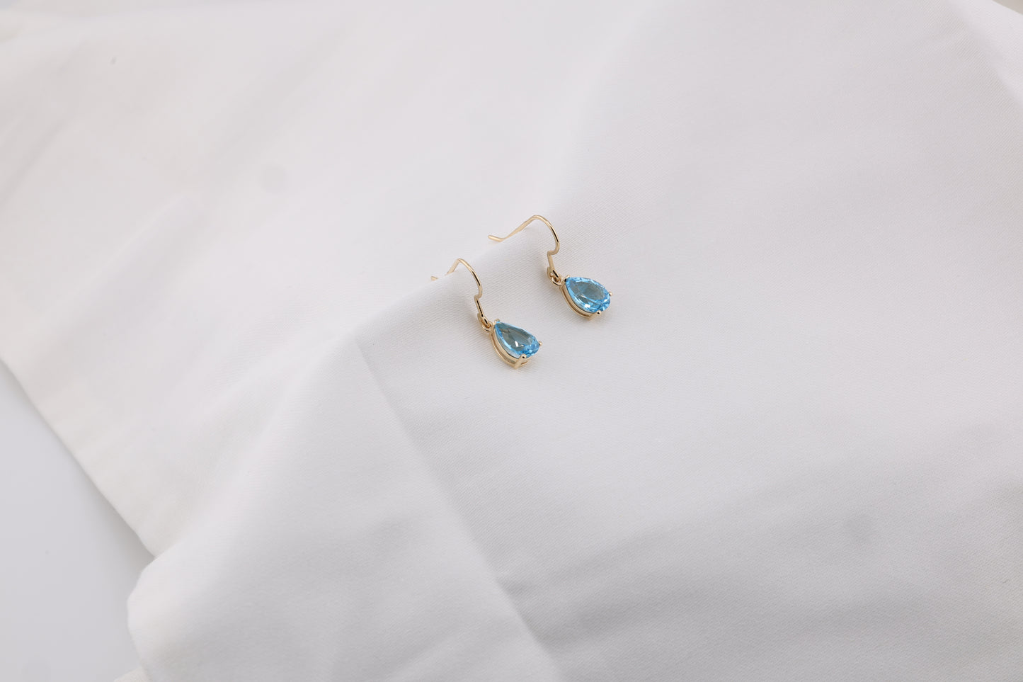 zertifizierte natürliche Schweizer Blautopas-Ohrringe – 14 Karat Gold