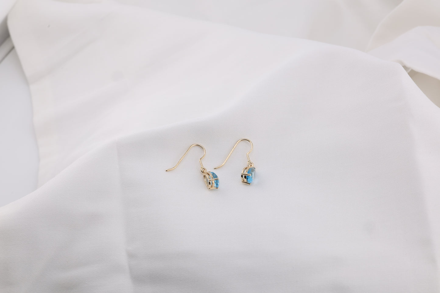 zertifizierte natürliche Schweizer Blautopas-Ohrringe – 14 Karat Gold