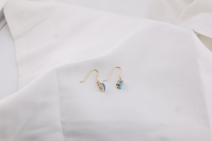 zertifizierte natürliche Schweizer Blautopas-Ohrringe – 14 Karat Gold