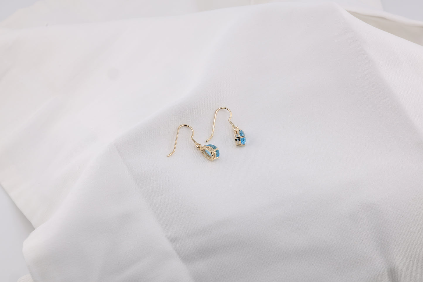 zertifizierte natürliche Schweizer Blautopas-Ohrringe – 14 Karat Gold