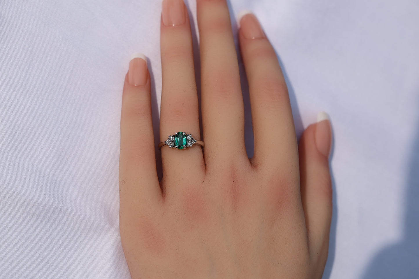 zertifizierter natürlicher russischer Smaragdring –  in 18 Karat Weißgold