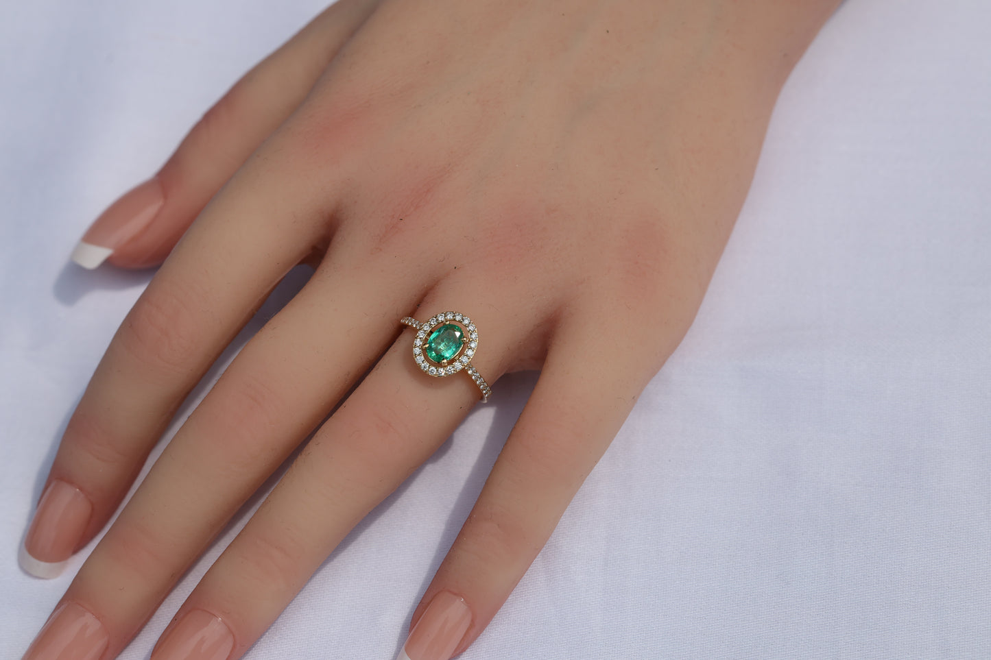 zertifizierter natürlicher sambischer Smaragdring – 18 Karat Gelbgold mit Diamant-Halo