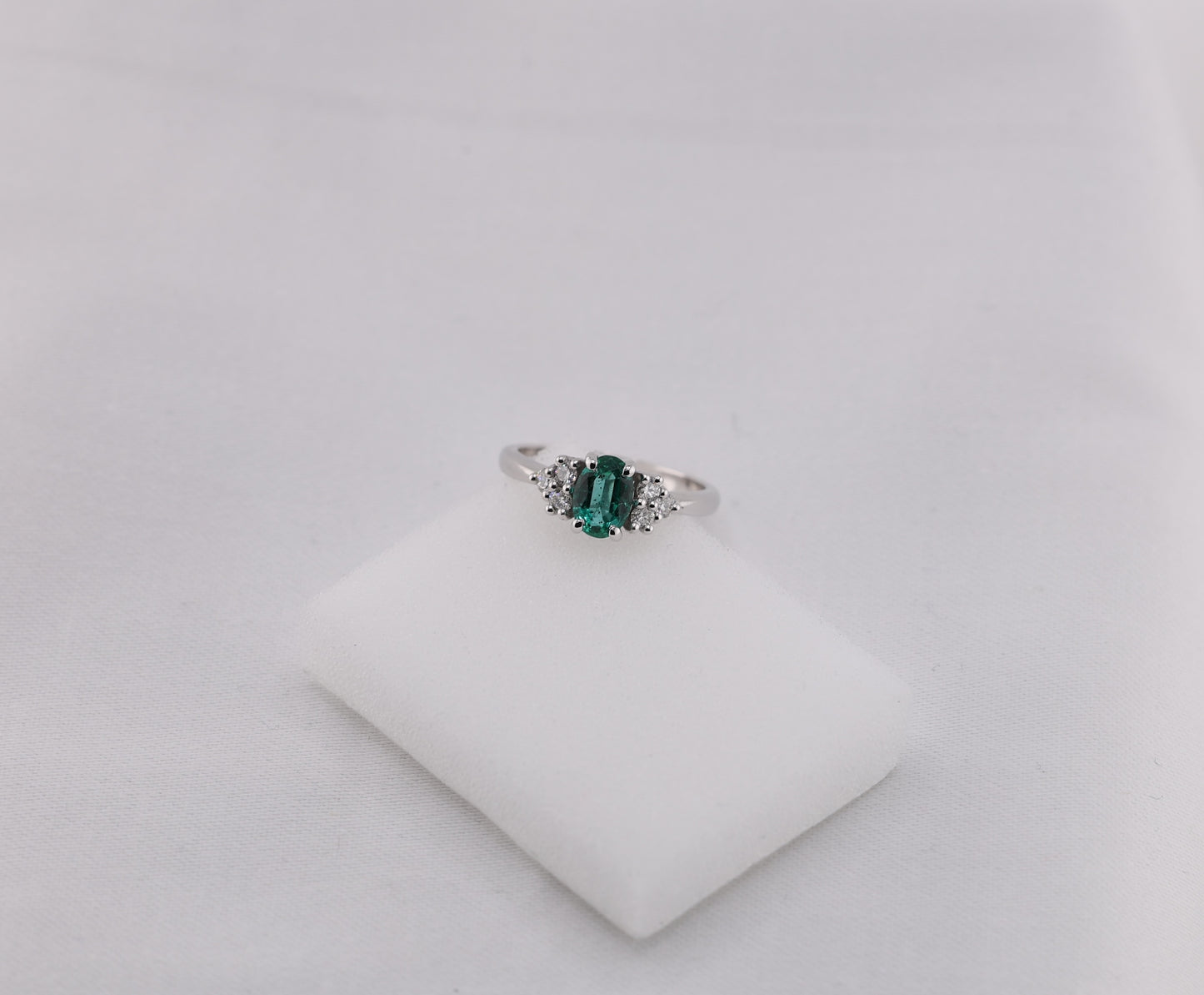 zertifizierter natürlicher russischer Smaragdring –  in 18 Karat Weißgold