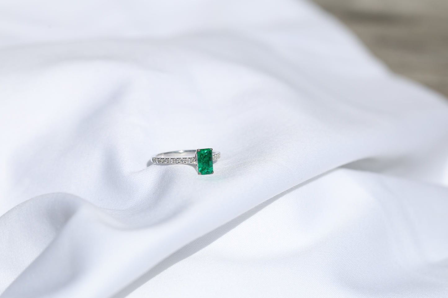 zertifizierter natürlicher afghanischer Smaragd-Solitär-Ring (insignificant oiling) – mit Diamant Pavé Fassung, Extra Fine Color Quality - 18 Karat Weißgold