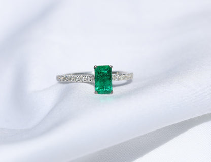 zertifizierter natürlicher afghanischer Smaragd-Solitär-Ring (insignificant oiling) – mit Diamant Pavé Fassung, Extra Fine Color Quality - 18 Karat Weißgold