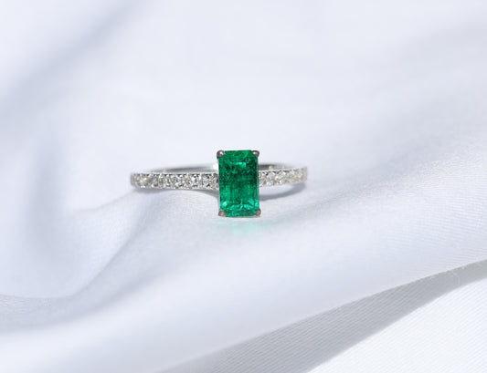 zertifizierter natürlicher afghanischer Smaragd-Solitär-Ring (insignificant oiling) – mit Diamant Pavé Fassung, Extra Fine Color Quality - 18 Karat Weißgold