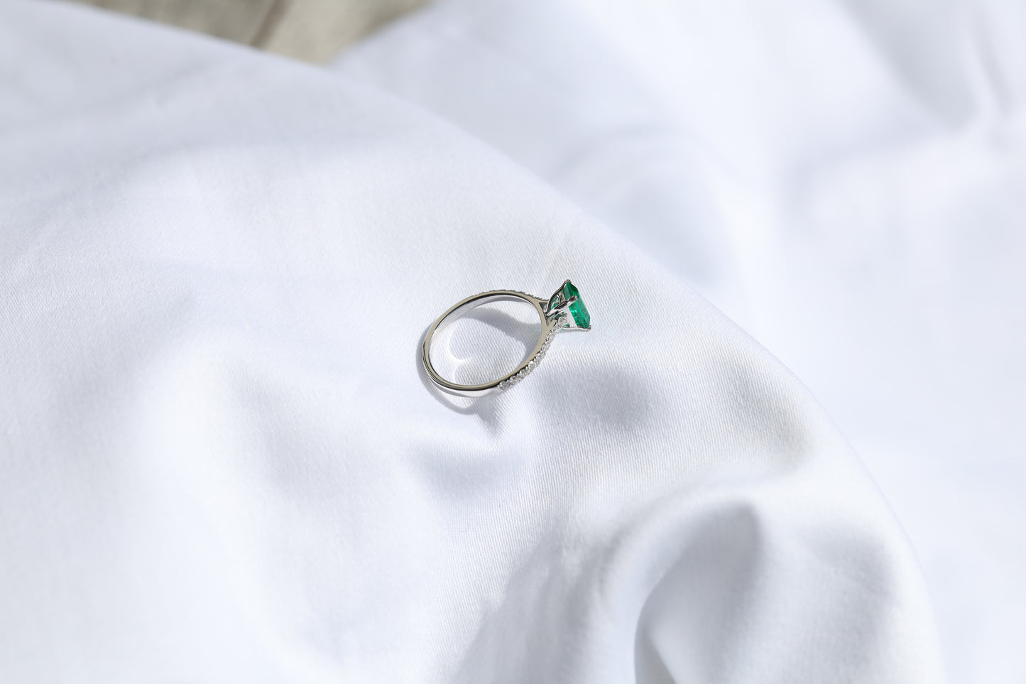 zertifizierter natürlicher afghanischer Smaragd-Solitär-Ring (insignificant oiling) – mit Diamant Pavé Fassung, Extra Fine Color Quality - 18 Karat Weißgold