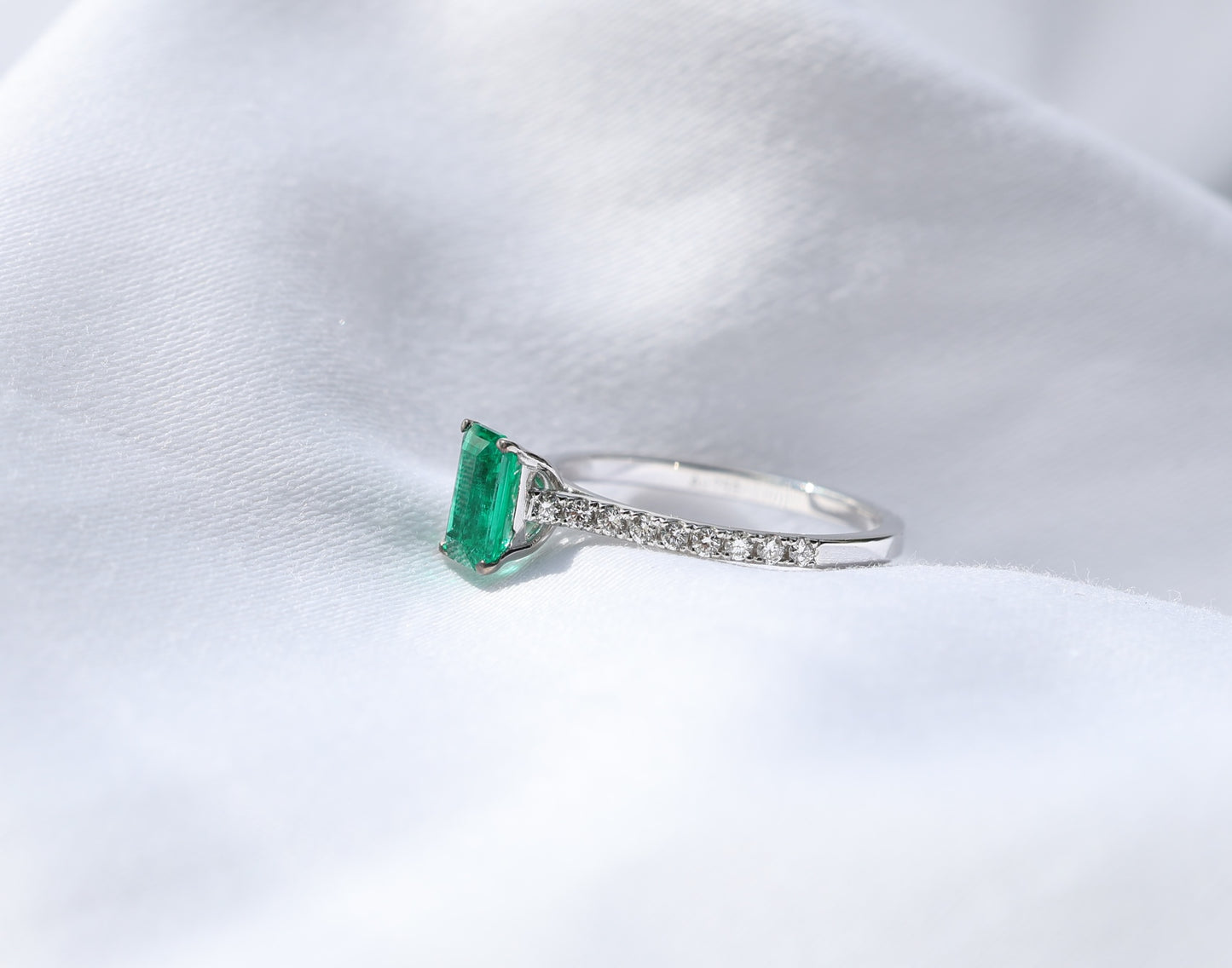 zertifizierter natürlicher afghanischer Smaragd-Solitär-Ring (insignificant oiling) – mit Diamant Pavé Fassung, Extra Fine Color Quality - 18 Karat Weißgold