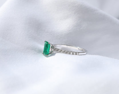 zertifizierter natürlicher afghanischer Smaragd-Solitär-Ring (insignificant oiling) – mit Diamant Pavé Fassung, Extra Fine Color Quality - 18 Karat Weißgold