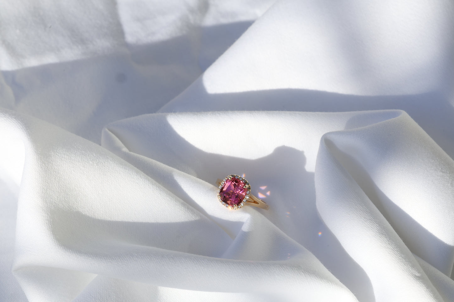 zertifizierter natürlicher Pinker-Turmalin-Ring – lebhaft pinker Turmalin in 18 Karat Gold