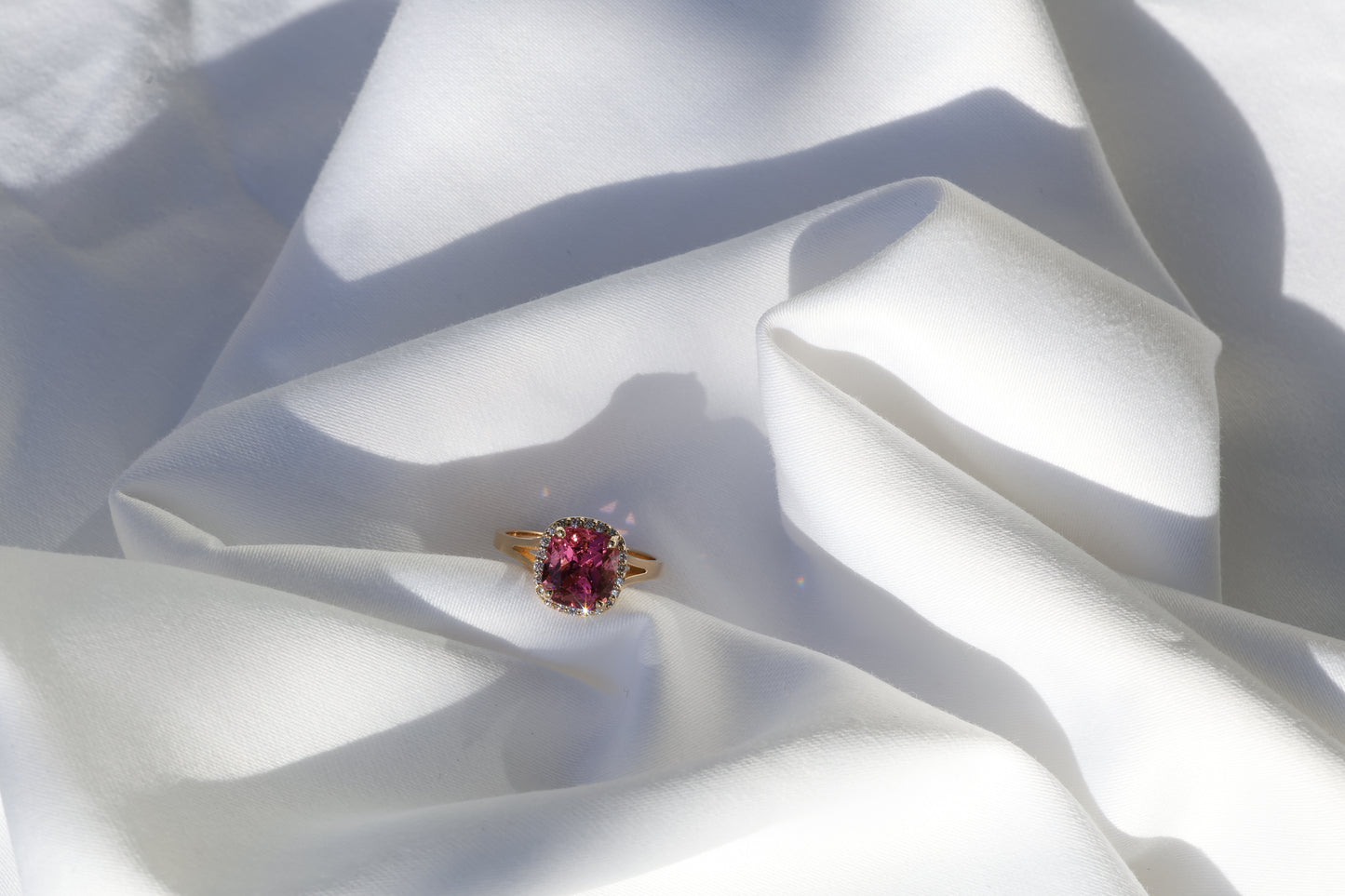 zertifizierter natürlicher Pinker-Turmalin-Ring – lebhaft pinker Turmalin in 18 Karat Gold