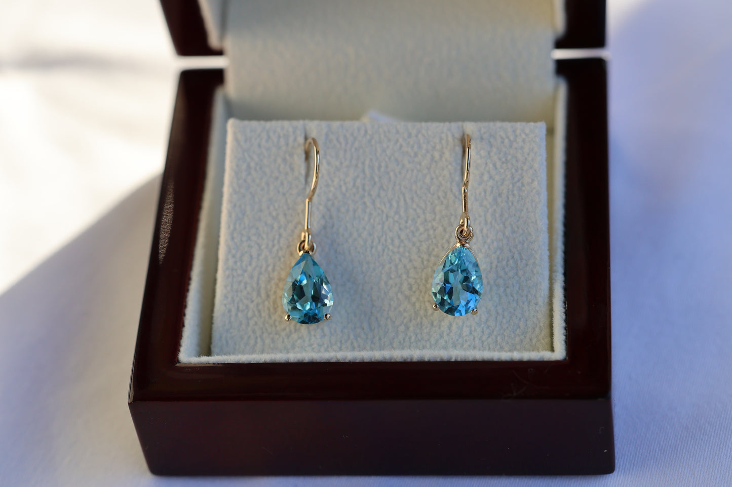 zertifizierte natürliche Schweizer Blautopas-Ohrringe – 14 Karat Gold