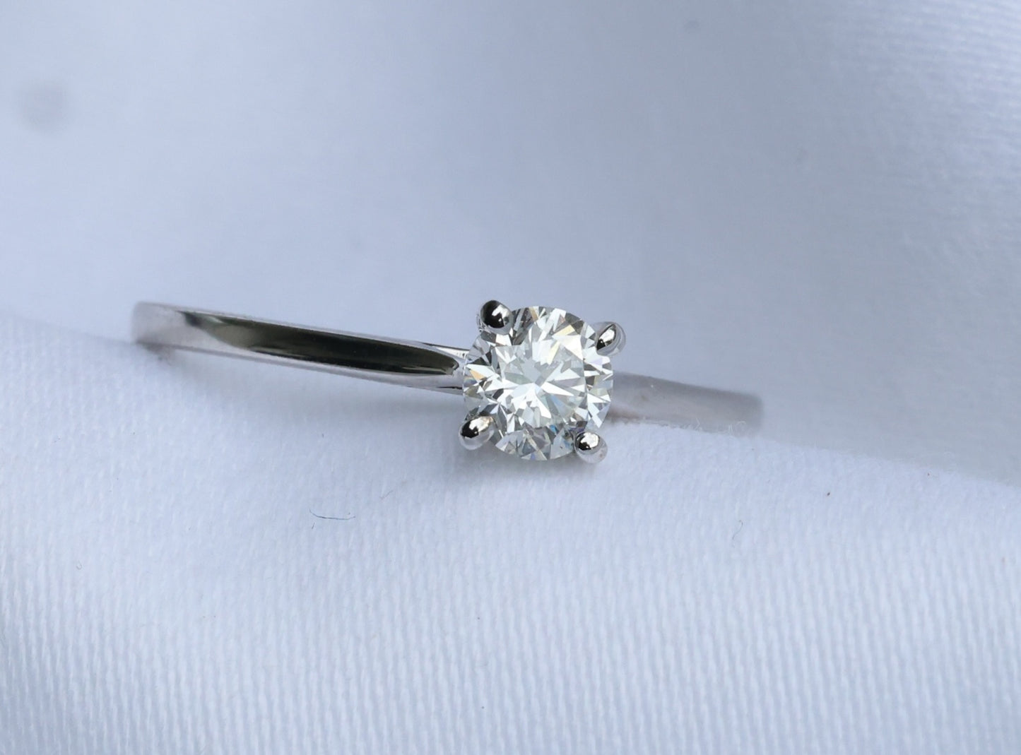 zertifizierter natürlicher Solitär Diamant Ring – 18 Karat Weißgold