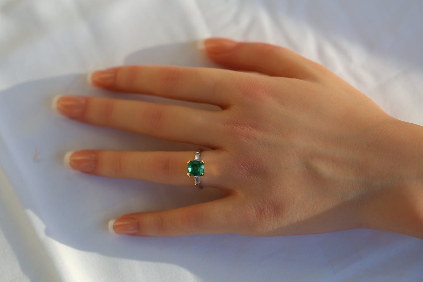 zertifizierter natürlicher afghanischer Smaragdring mit VVS Baguette Diamanten – feine Farb-Qualität in 18 Karat Gold