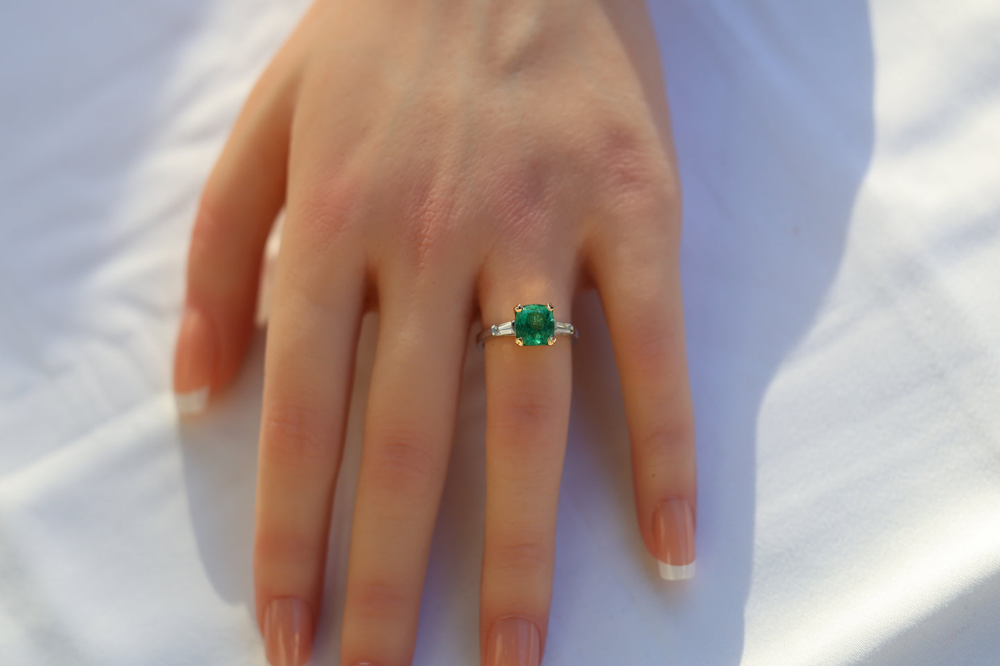 zertifizierter natürlicher afghanischer Smaragdring mit VVS Baguette Diamanten – feine Farb-Qualität in 18 Karat Gold