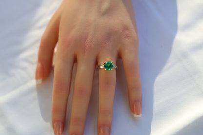 zertifizierter natürlicher afghanischer Smaragdring mit VVS Baguette Diamanten – feine Farb-Qualität in 18 Karat Gold