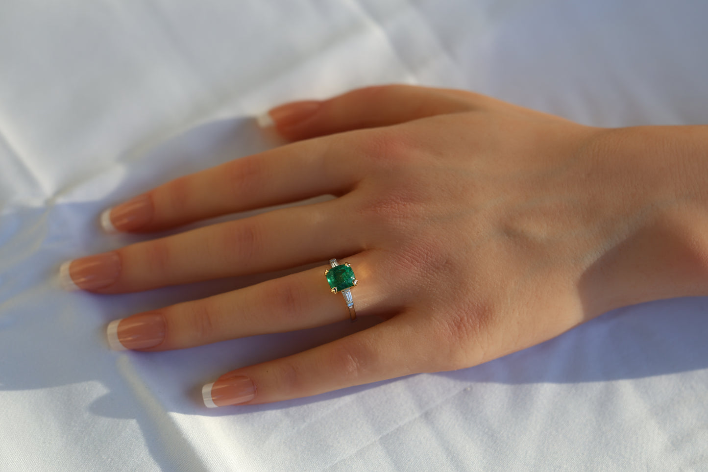 zertifizierter natürlicher afghanischer Smaragdring mit VVS Baguette Diamanten – feine Farb-Qualität in 18 Karat Gold