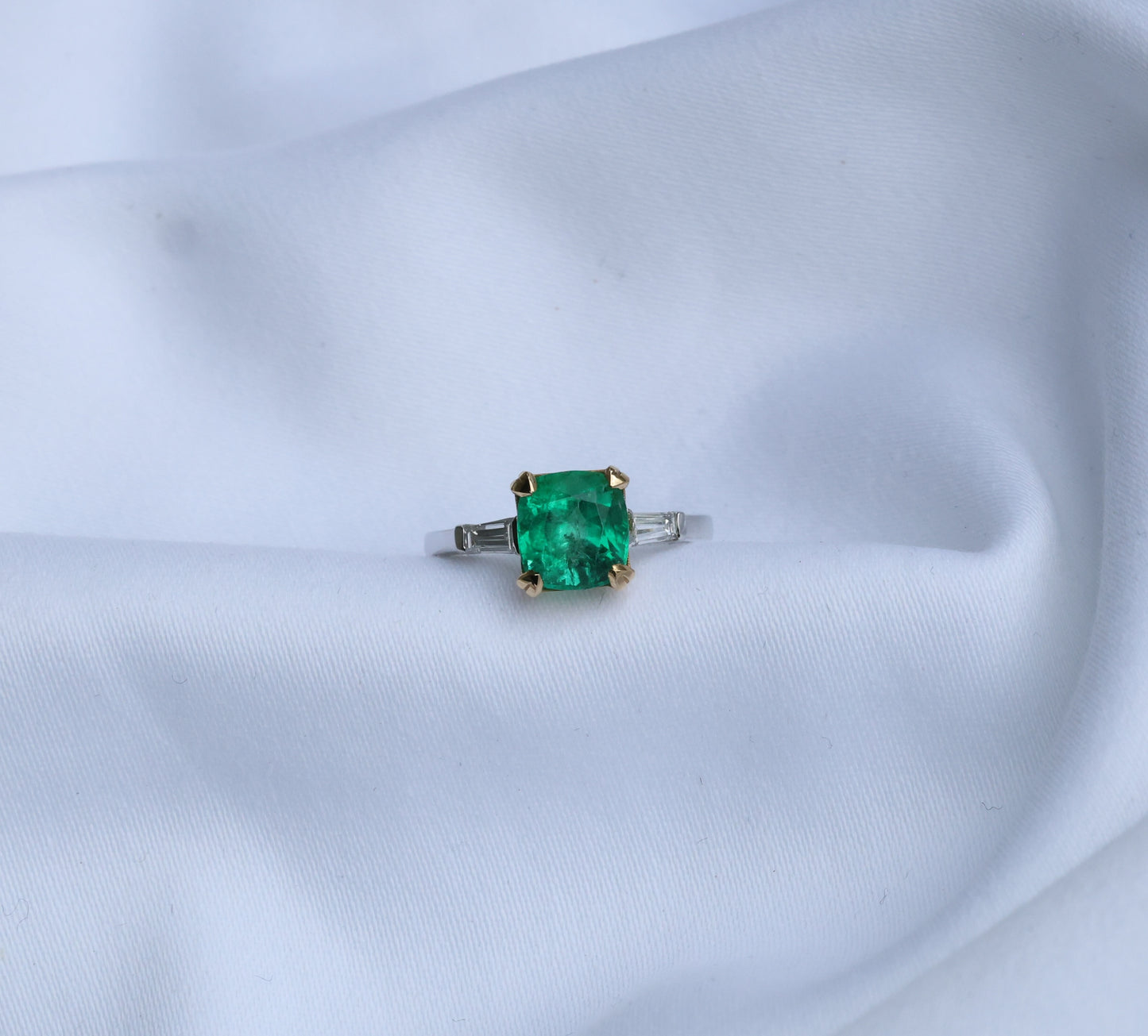 zertifizierter natürlicher afghanischer Smaragdring mit VVS Baguette Diamanten – feine Farb-Qualität in 18 Karat Gold