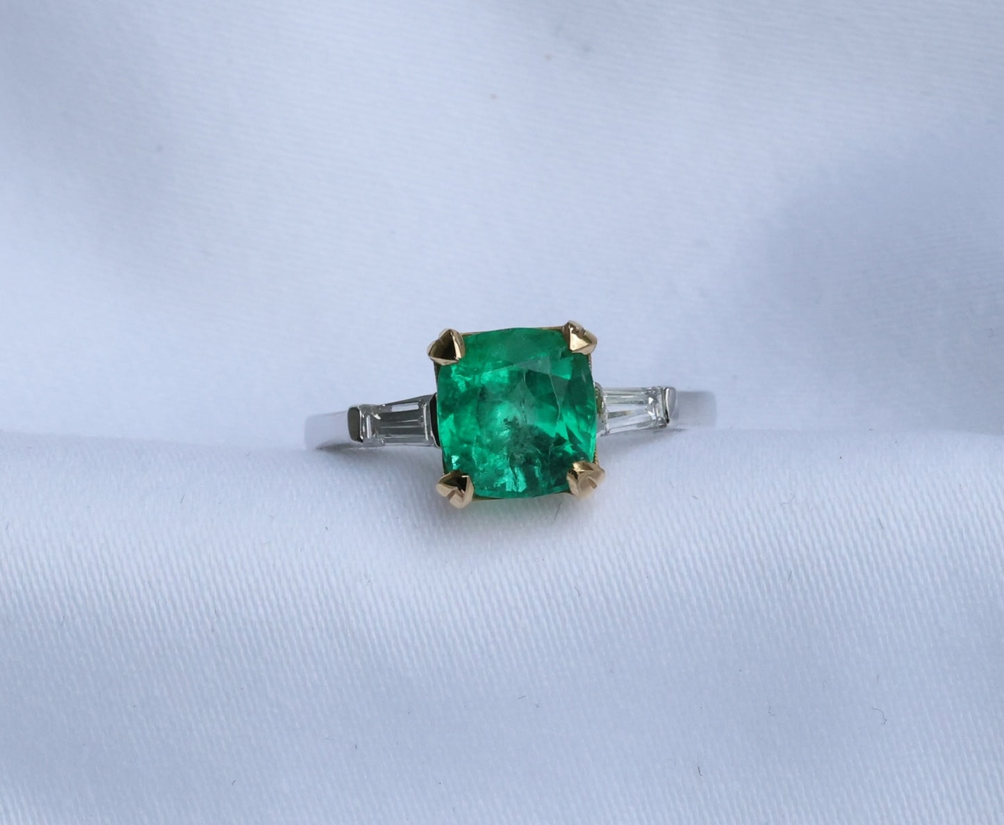 zertifizierter natürlicher afghanischer Smaragdring mit VVS Baguette Diamanten – feine Farb-Qualität in 18 Karat Gold