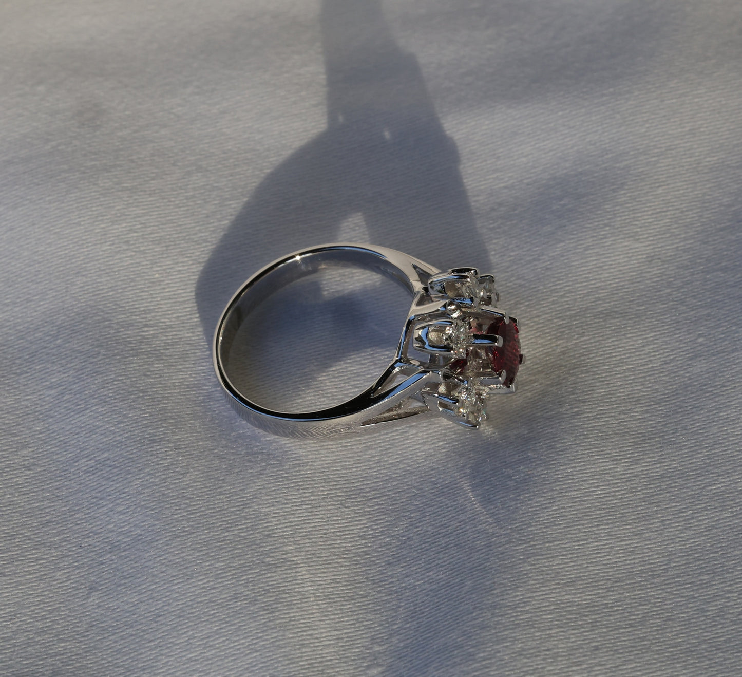 Rubin Ring in 14 Karat Weißgold mit Diamanten