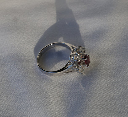 Rubin Ring in 14 Karat Weißgold mit Diamanten