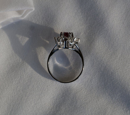 Rubin Ring in 14 Karat Weißgold mit Diamanten