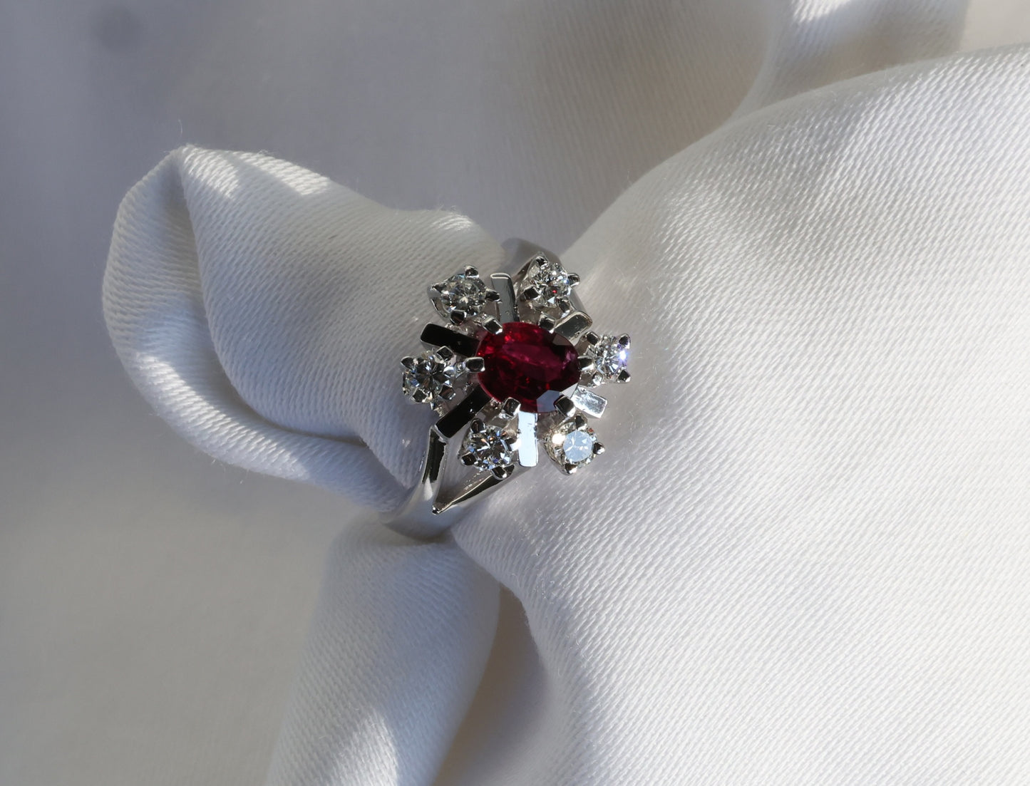 Rubin Ring in 14 Karat Weißgold mit Diamanten