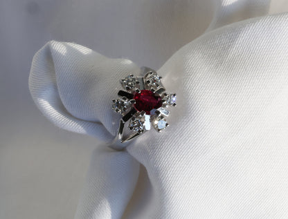 Rubin Ring in 14 Karat Weißgold mit Diamanten