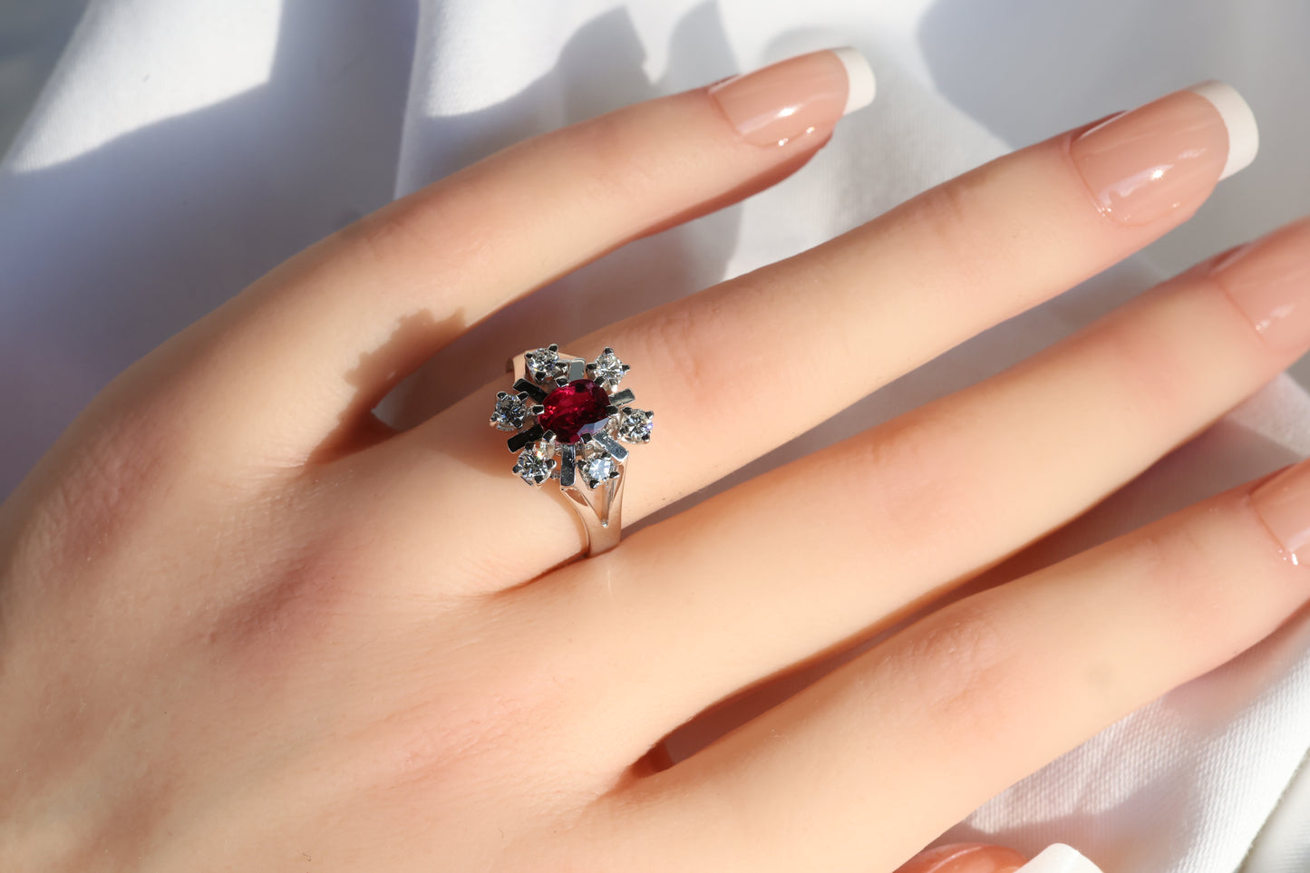 Rubin Ring in 14 Karat Weißgold mit Diamanten