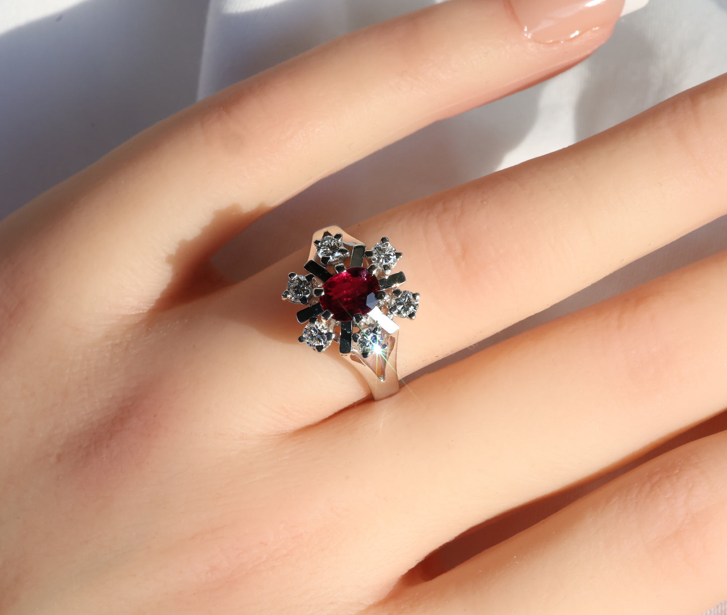 Rubin Ring in 14 Karat Weißgold mit Diamanten