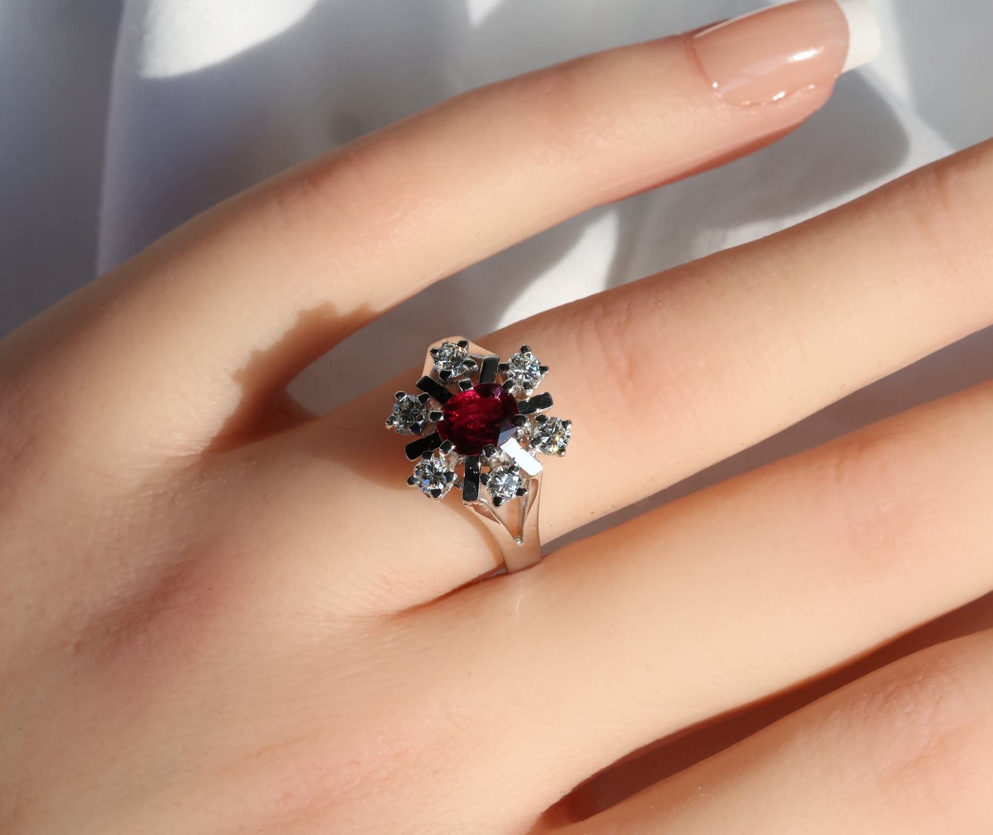 Rubin Ring in 14 Karat Weißgold mit Diamanten