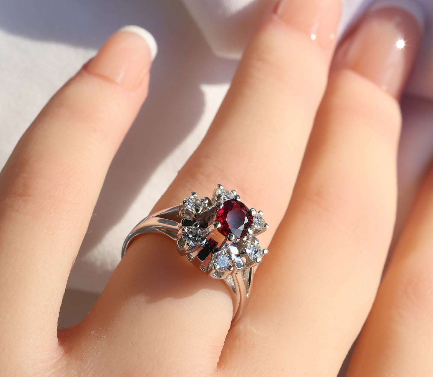 Rubin Ring in 14 Karat Weißgold mit Diamanten