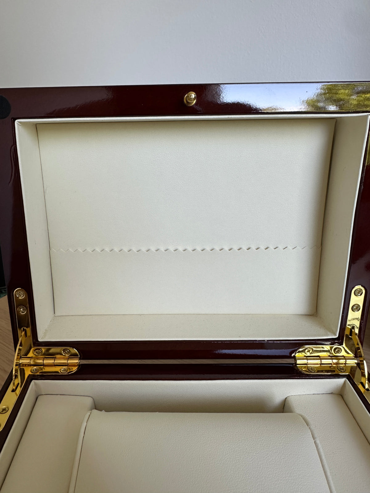 High-Quality Watch Box in Piano Lacquer, Mahogany Finish with Insert - Accessories