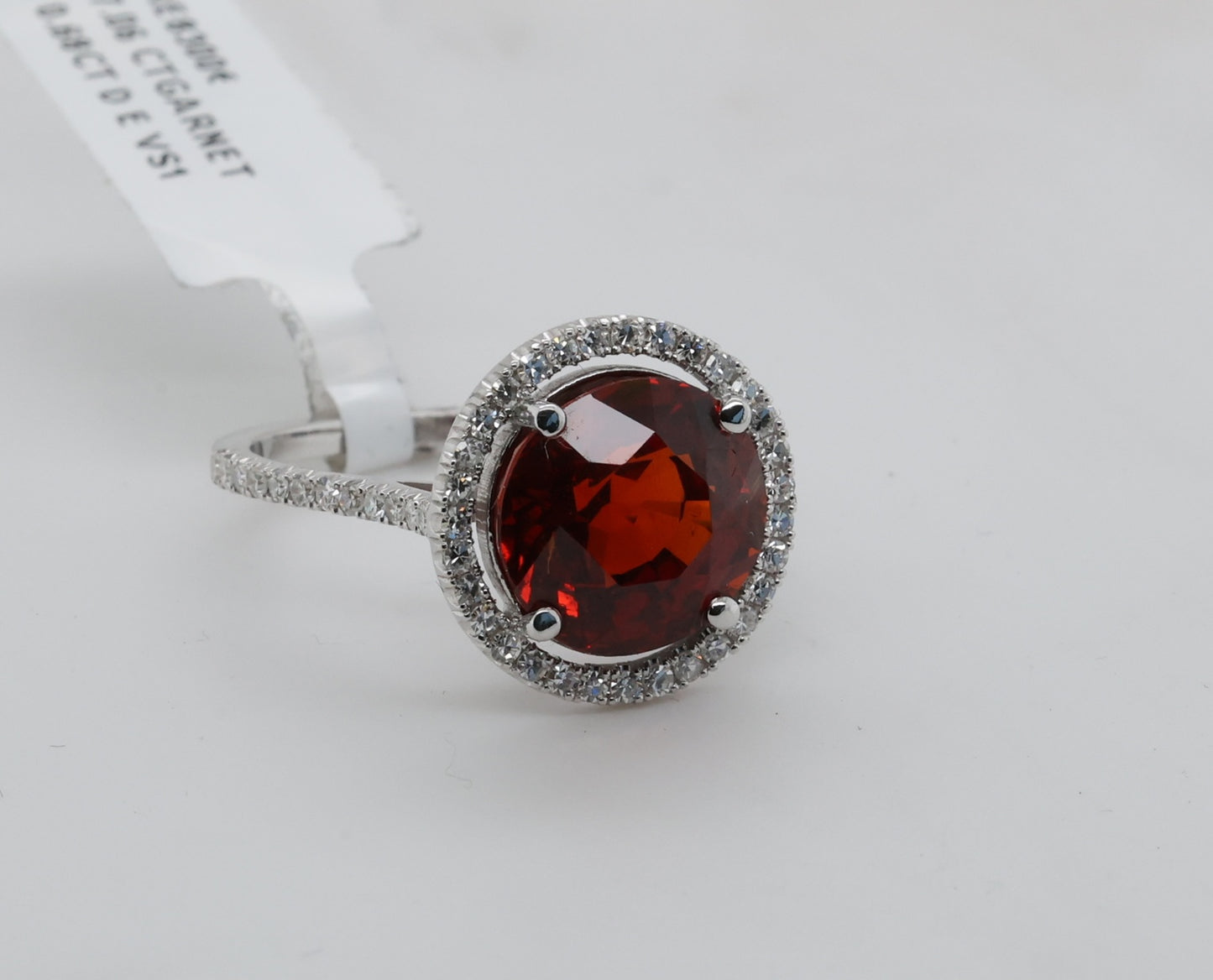 Roter Granat Ring in 18 Karat Weißgold mit Diamanten