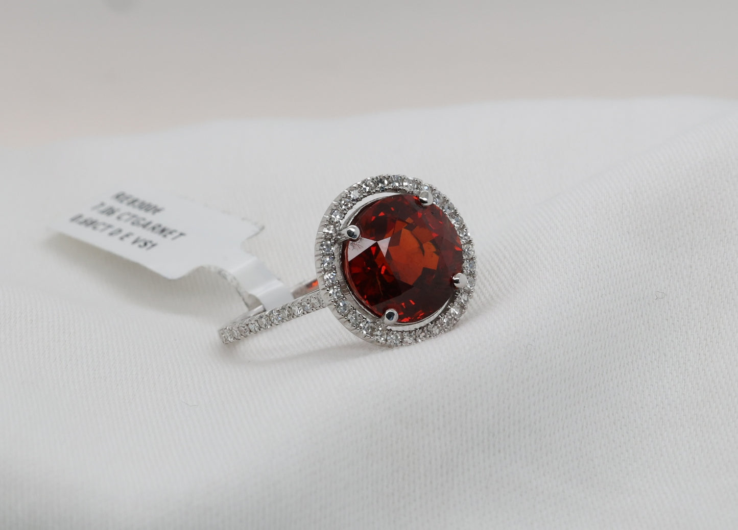 Roter Granat Ring in 18 Karat Weißgold mit Diamanten