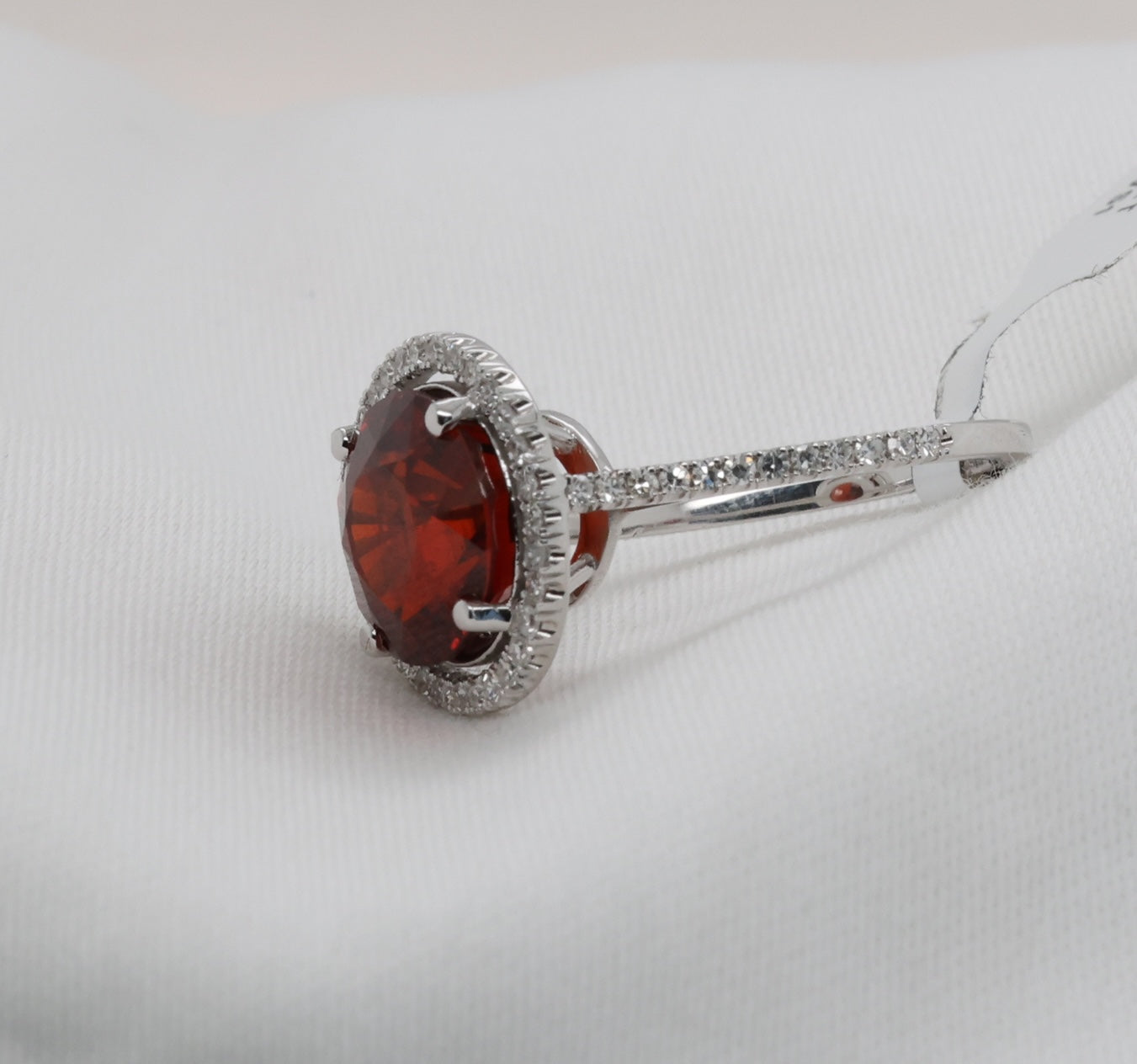 Roter Granat Ring in 18 Karat Weißgold mit Diamanten